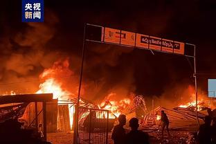 世体：巴萨球迷在那不勒斯主场燃放照明弹被驱逐，将导致巴萨受罚